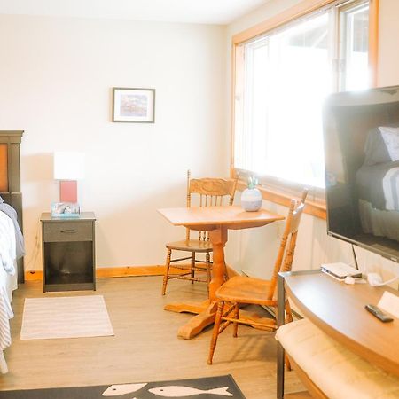 The Water'S Edge Inn & Gallery Baddeck Exterior photo