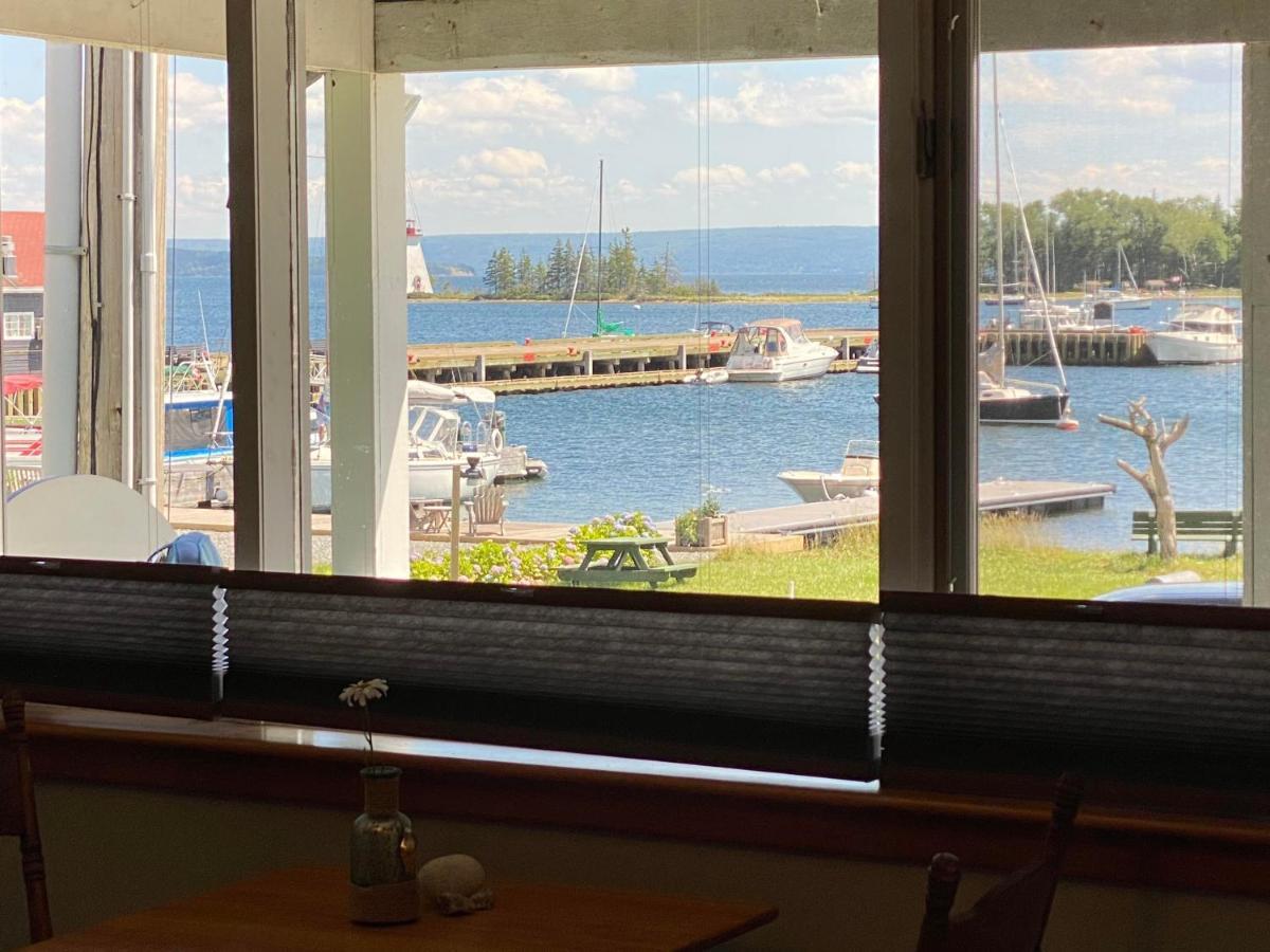 The Water'S Edge Inn & Gallery Baddeck Exterior photo