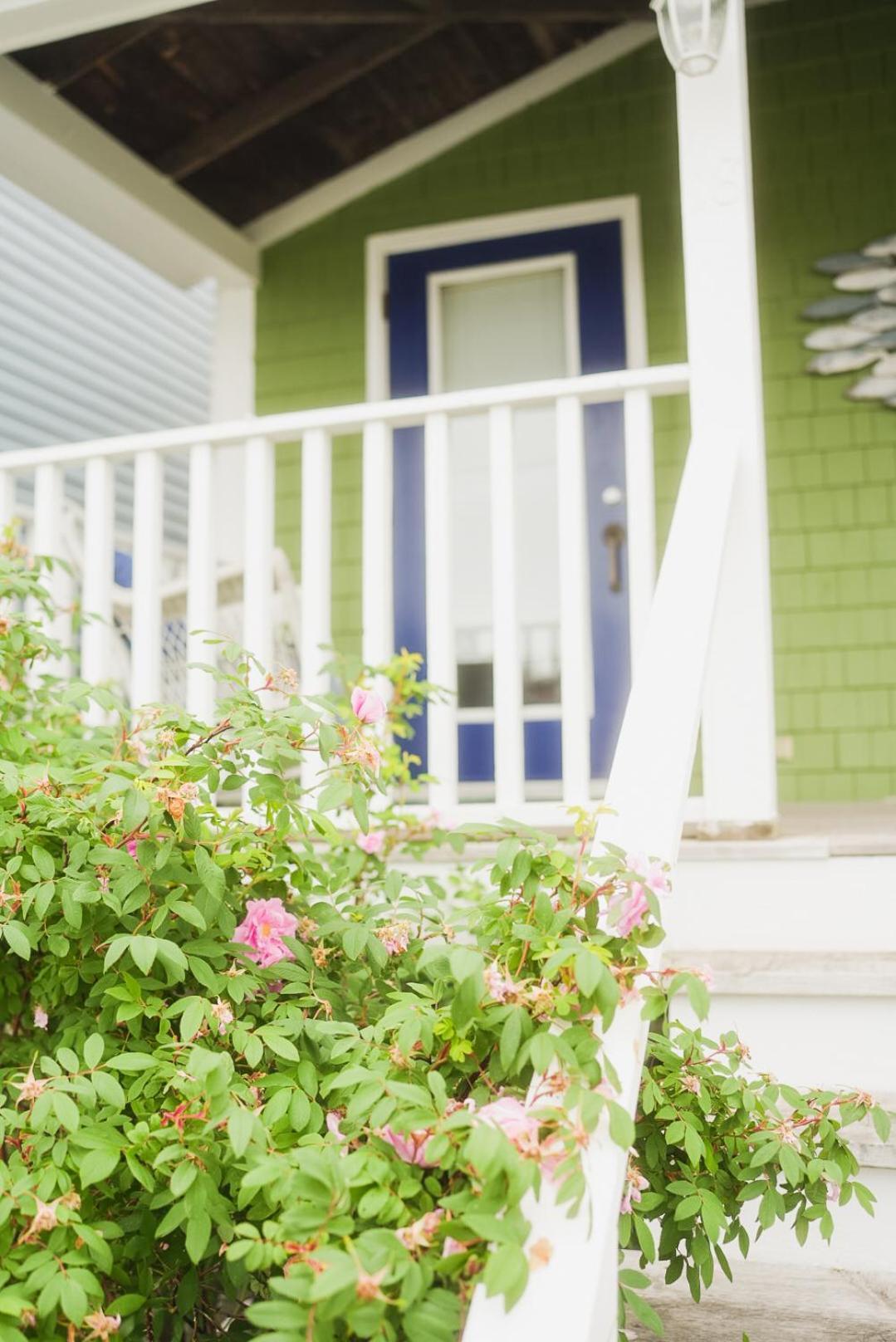 The Water'S Edge Inn & Gallery Baddeck Exterior photo