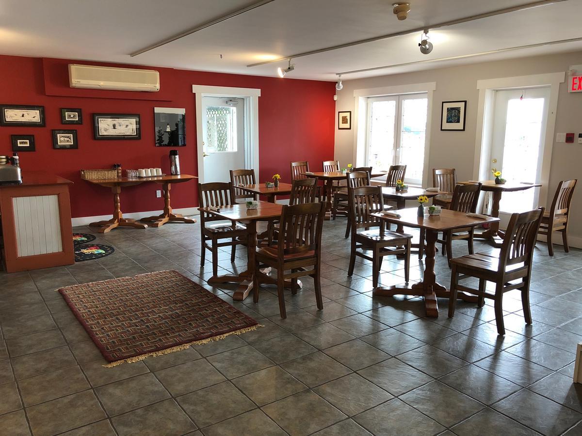 The Water'S Edge Inn & Gallery Baddeck Exterior photo