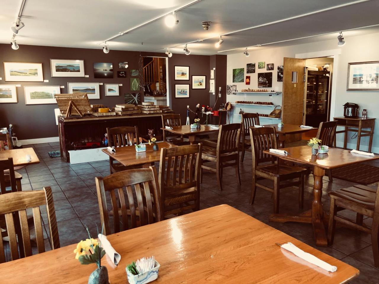 The Water'S Edge Inn & Gallery Baddeck Exterior photo